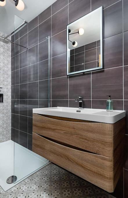 The Stylish 3-Bedroom Maisonette Retreat Стърлинг Екстериор снимка